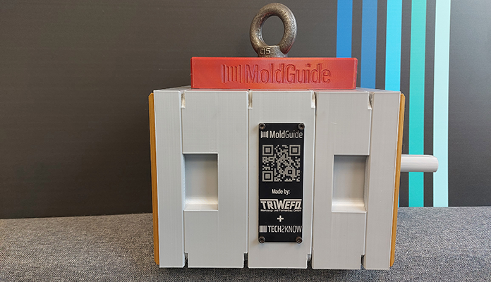 Am Spritzgusswerkzeug wird eine Plakette mit einem QR-Code befestigt. Über den QR-Code loggt sich ein Spritzguss-Einrichter oder ein WErkzeugmacher in den MoldGuide ein und bekommt ein E-Learning zu dem Spritzguss-Werkzeug.