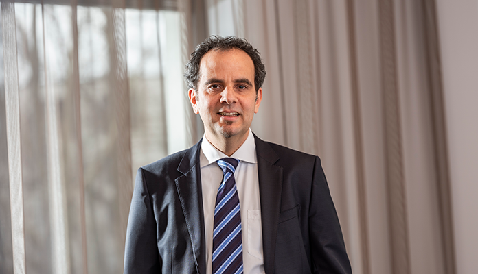 Porträit von Dr.-Ing. Marco Thornagel in einer Business-Situation.