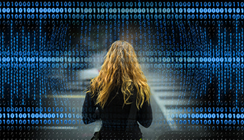 Eine Frau steht vor einer virtuellen Wand mit Nullen und Einsen